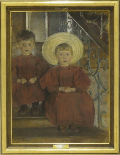 Dzieci siedzące na schodach