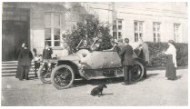 Samochód Karola Rogera Raczyńskiego przed pałacem w Rogalinie. Fotografia archiwalna ze zbiorów MNP.