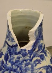 Fot.17 . Fragment szyi po oczyszczeniu ceramiki.